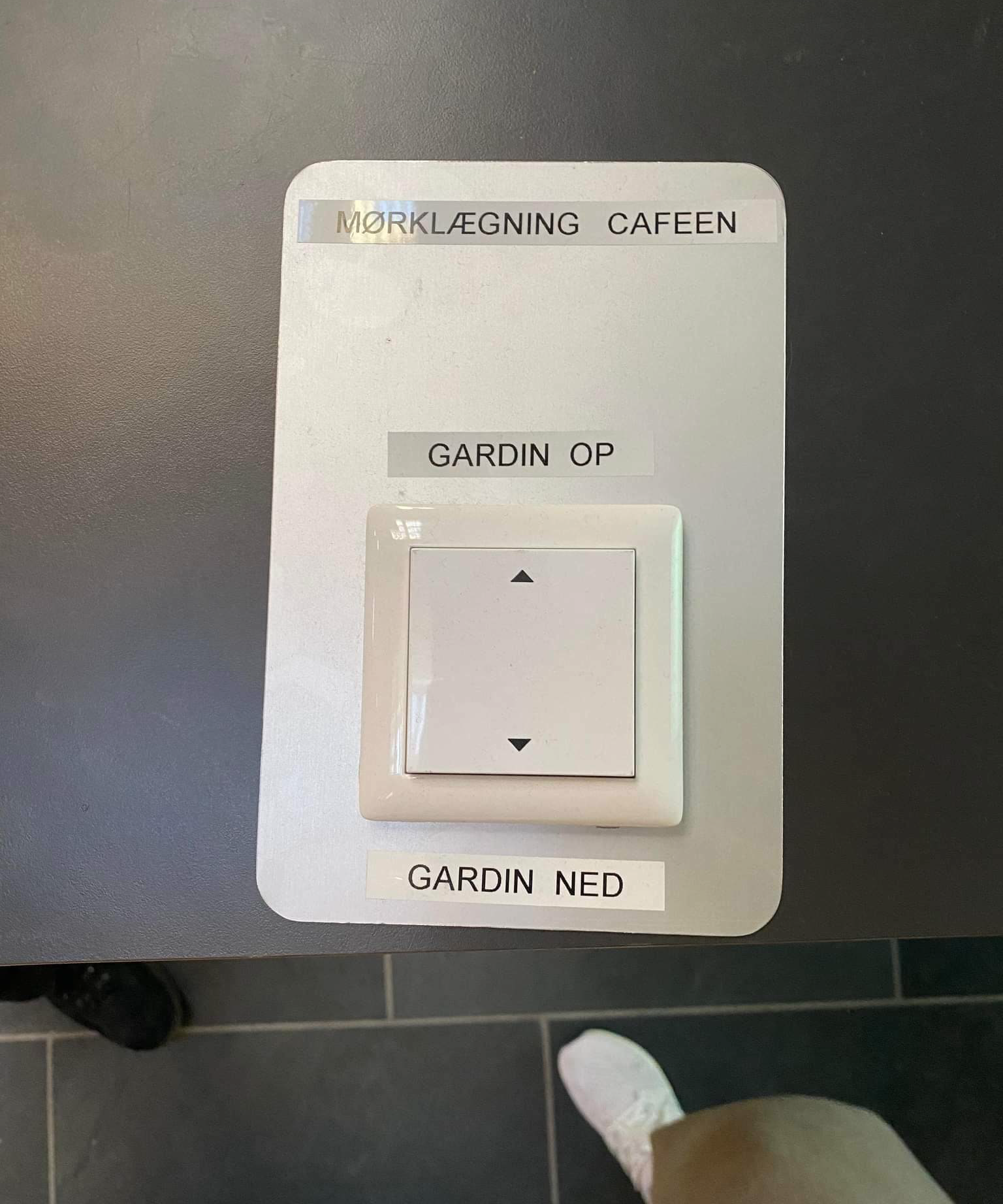 Betjening til at køre gardinerne op og ned på Hjertets kantine