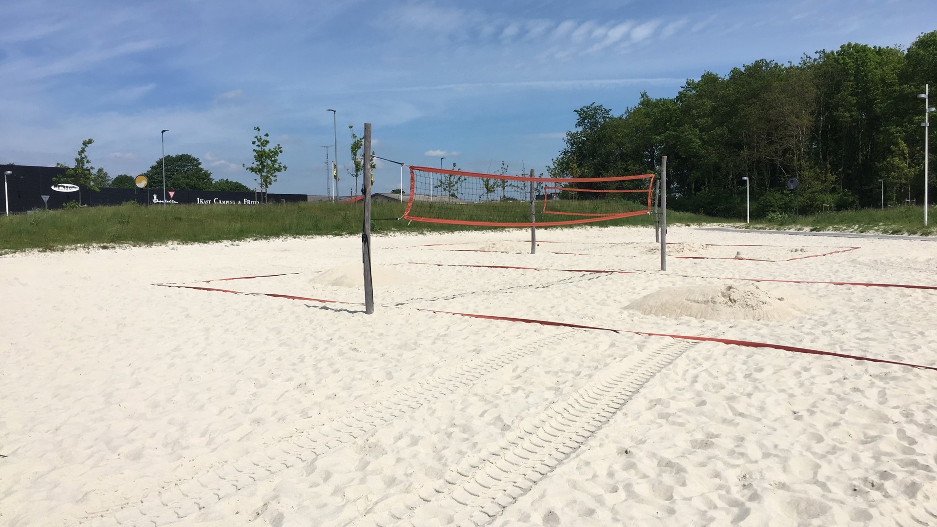 Beachvolley net sat op i et stort sandareal ved siden af Hjertet Beachvolley net sat op i et stort sandareal ved siden af Hjertet