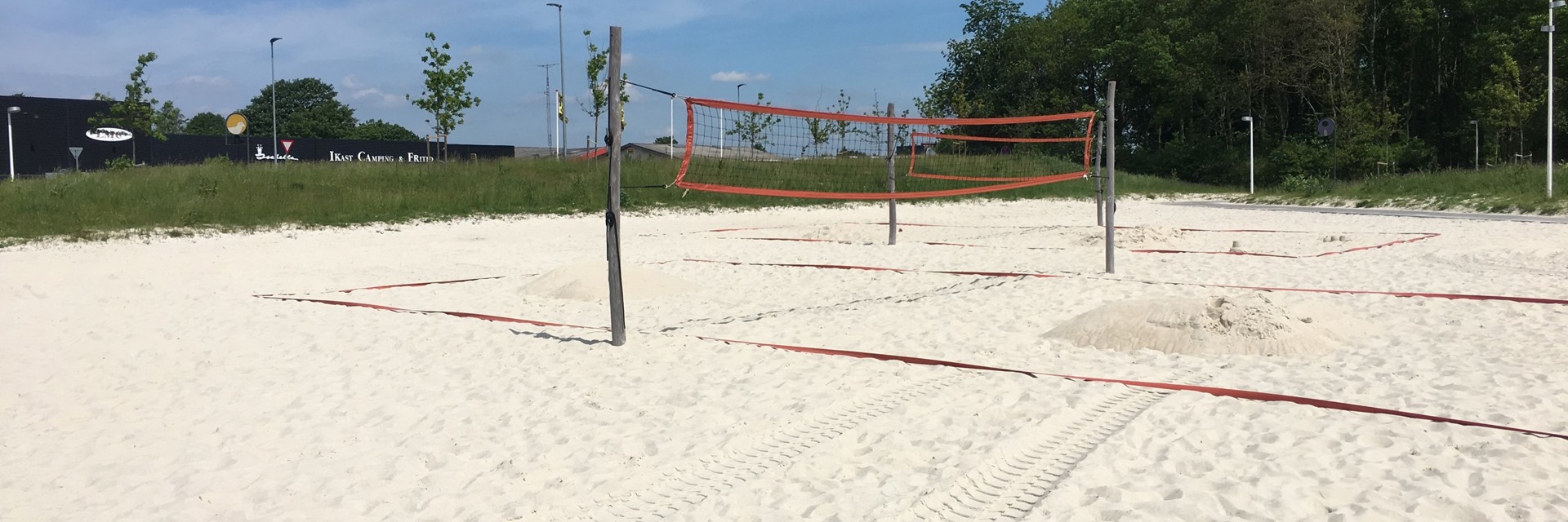 Beachvolley net sat op i et stort sandareal ved siden af Hjertet